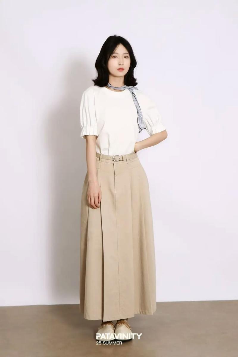 卡其色裙子怎么搭配衣服和衣服图片