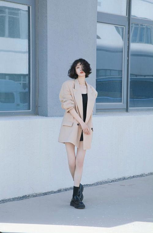 卡其色裙子怎么搭配外套