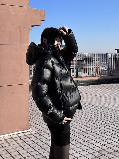 黑色羽绒服里面穿什么