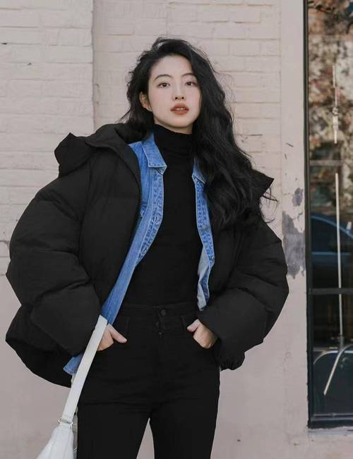 黑色羽绒服里面穿什么
