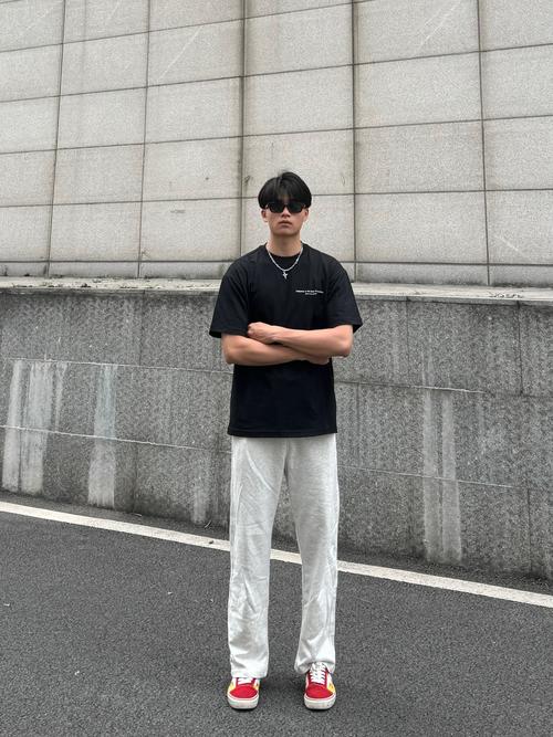 灰色裤子配什么鞋子男