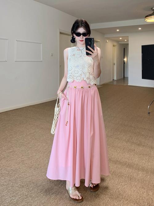 粉色上衣配什么颜色裙子