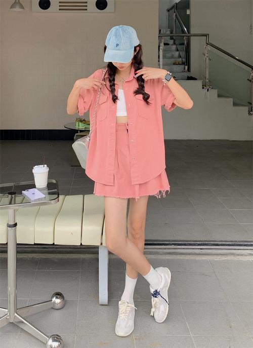 粉色上衣配什么颜色裙子
