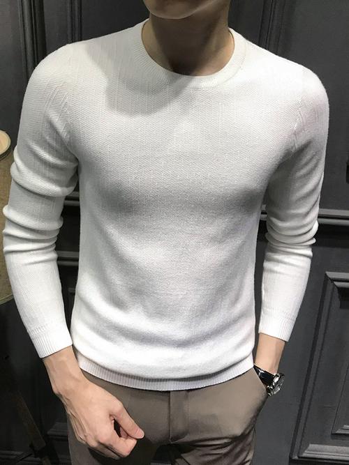 白色男士羊绒毛衣怎么搭配什么裤子和鞋子