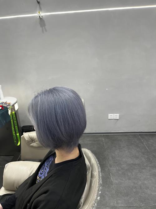 蓝色加灰色是什么颜色