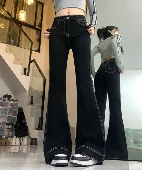 肥腿黑色牛仔裤怎么搭配上衣