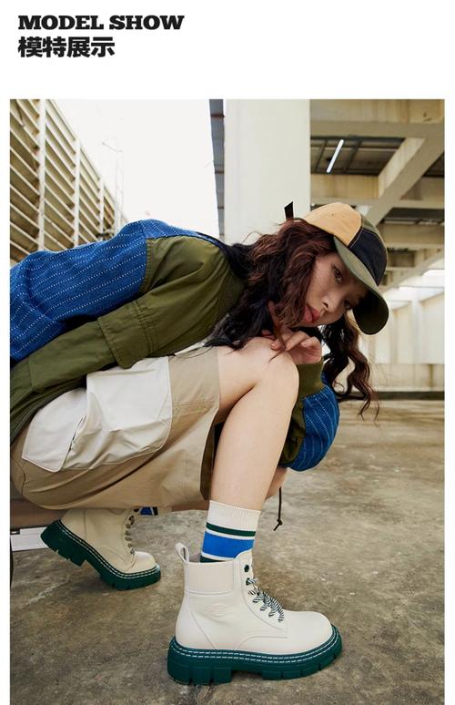白色休闲靴子怎么搭配衣服