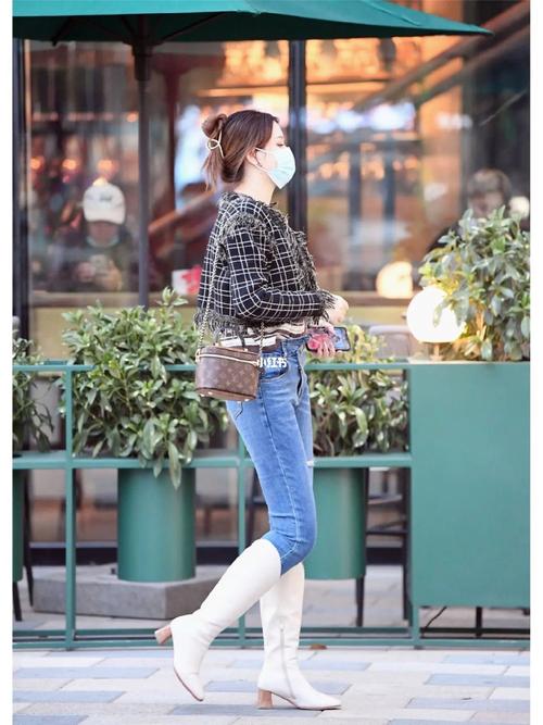白色休闲靴子怎么搭配衣服