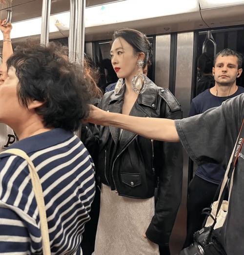 短款奶白色皮衣下身怎么搭配