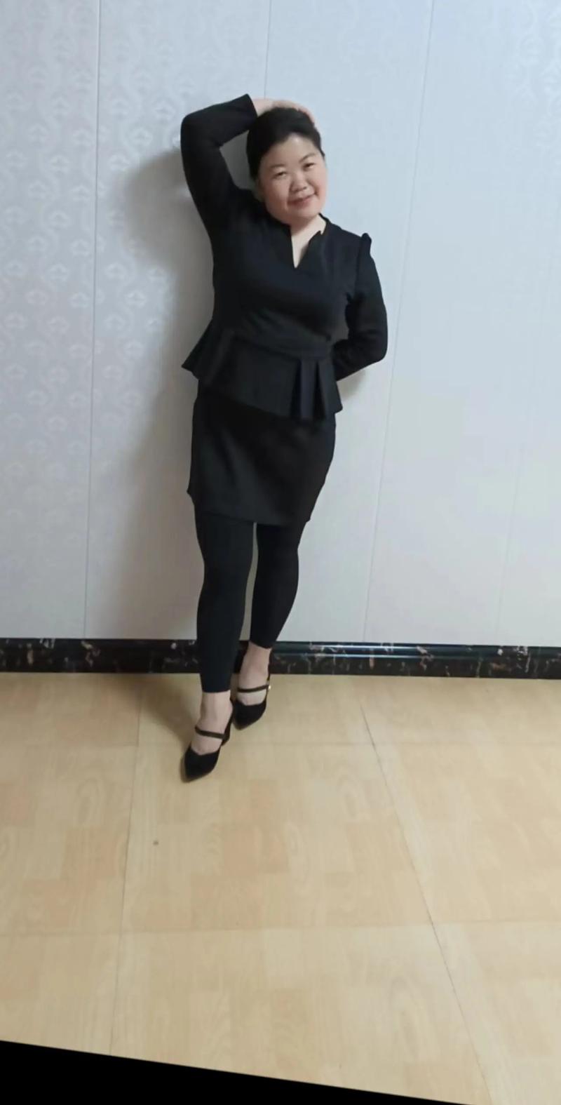 黑高胖怎么搭配衣服