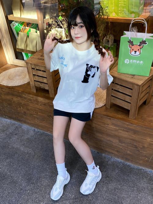 白球鞋怎么搭配女