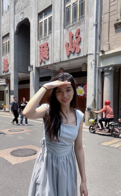 匡威白色鞋怎么搭配衣服
