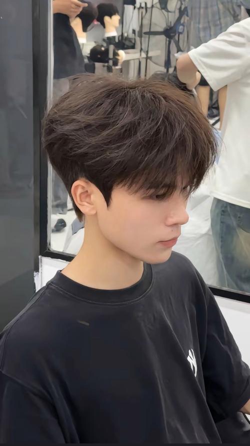 现在男生流行什么发型