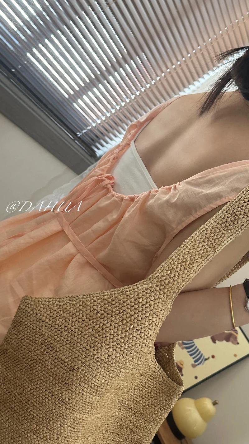 夏天橘色亚麻裙怎么搭配