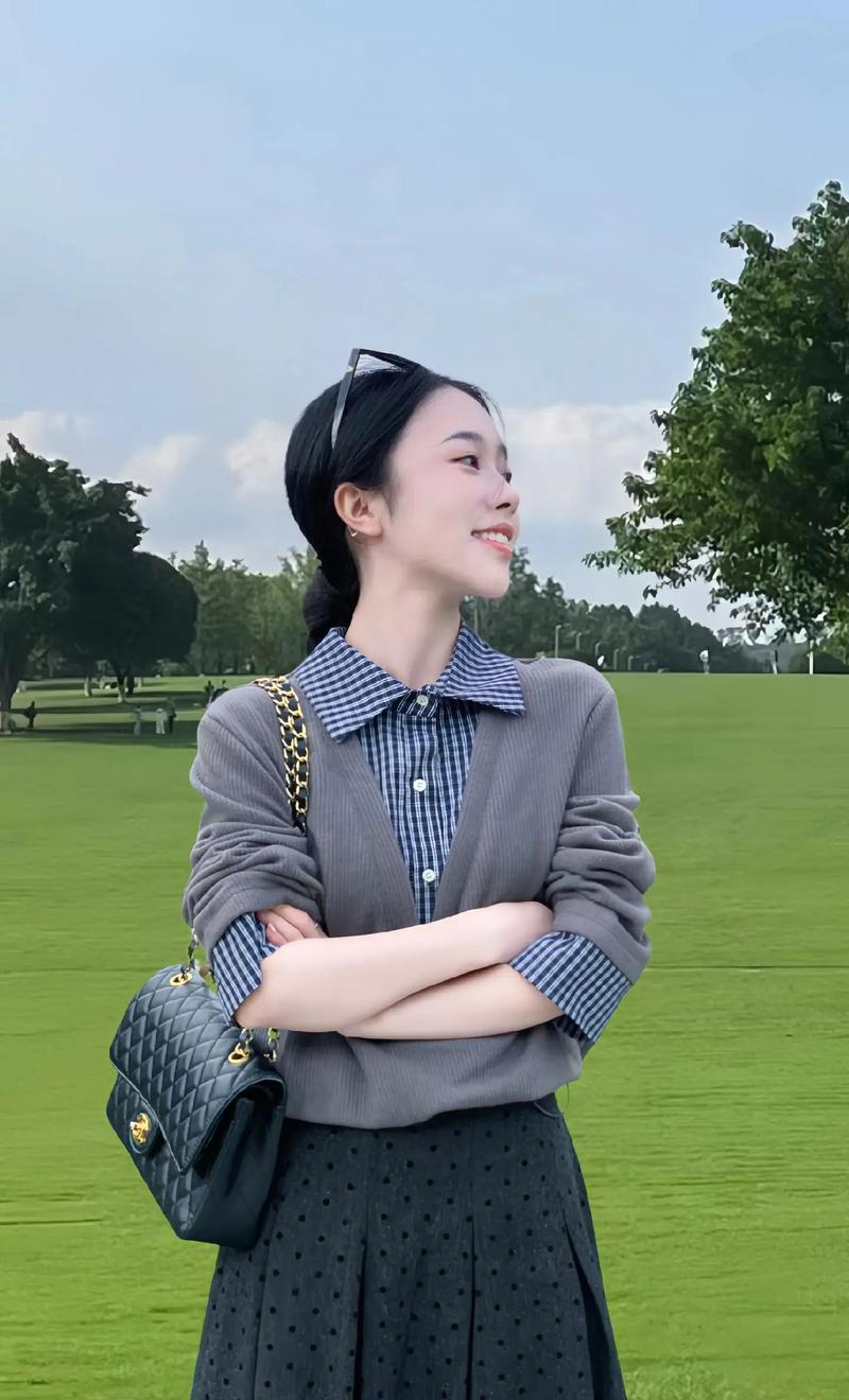 灰毛衣衬衫怎么搭配