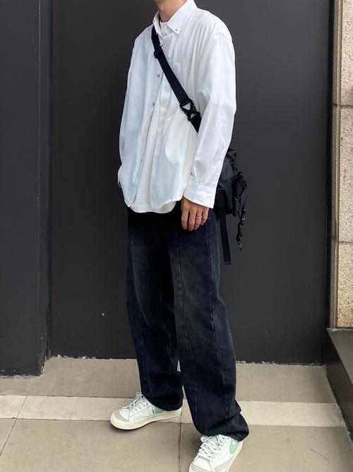 男黑色牛仔裤怎么搭配上衣