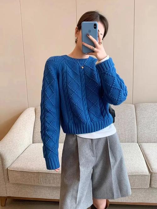 蓝色宽松毛衣下半身怎么搭配