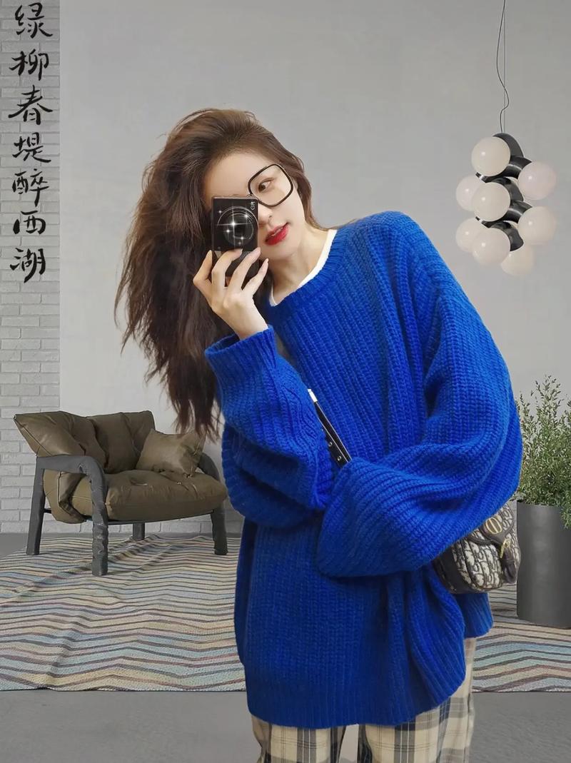 蓝色宽松毛衣下半身怎么搭配