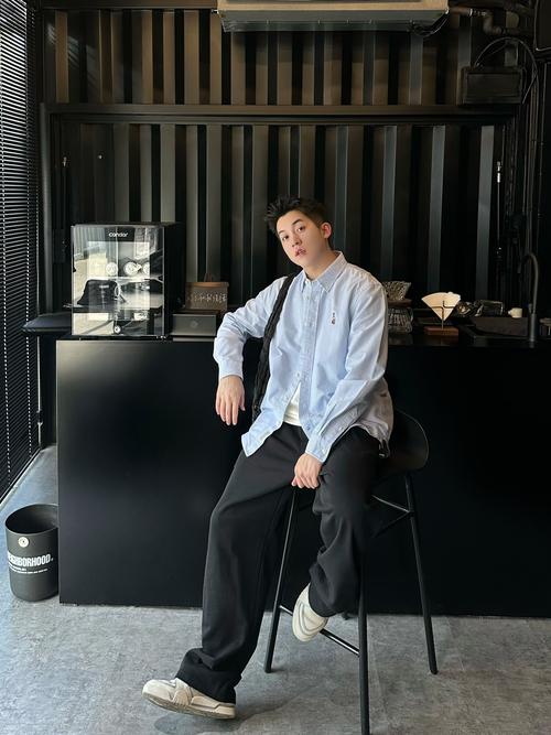 黑色休闲衬衣怎么搭配男