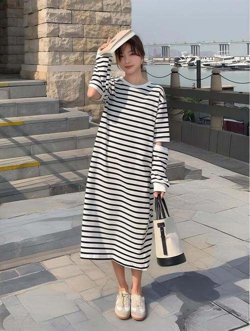 黑白条纹针织长裙怎么搭配衣服