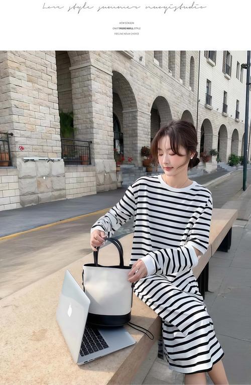 黑白条纹针织长裙怎么搭配衣服