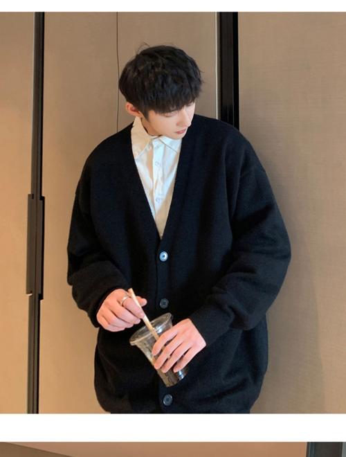 男生穿的毛衣开衫怎么搭配