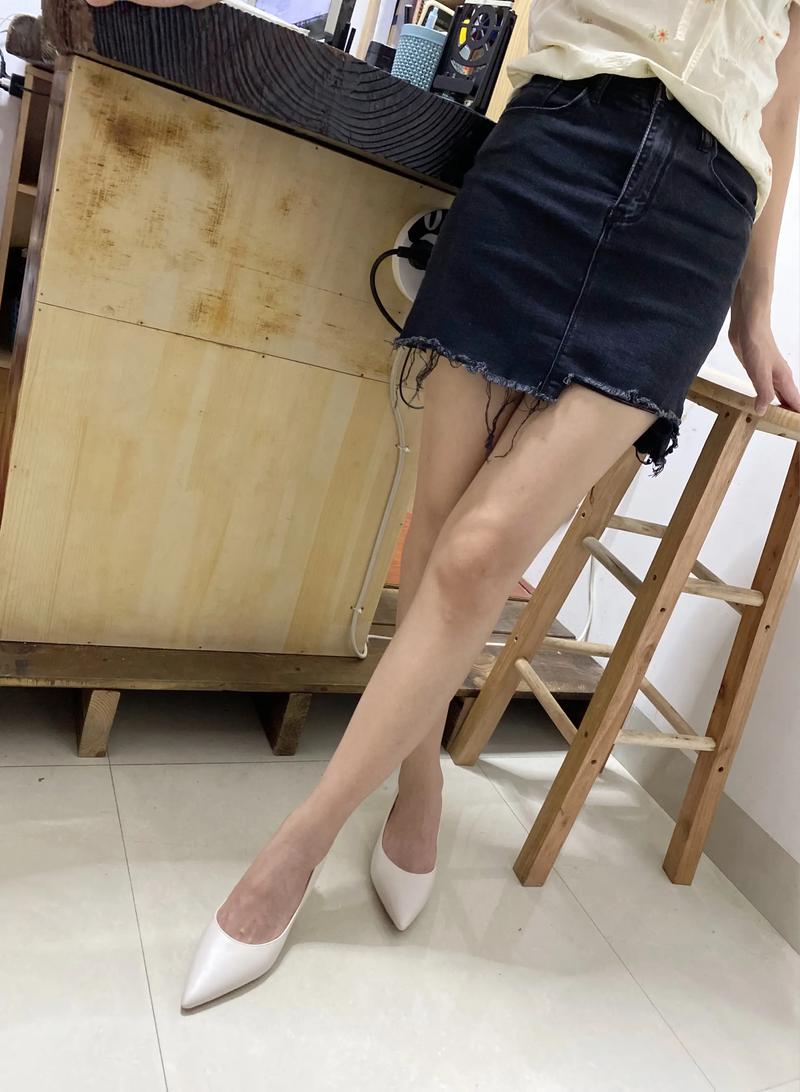 米白色的高帮皮鞋怎么搭配