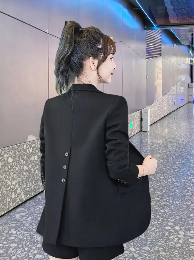 小黑西装怎么搭配衣服图片女