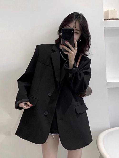 小黑西装怎么搭配衣服图片女