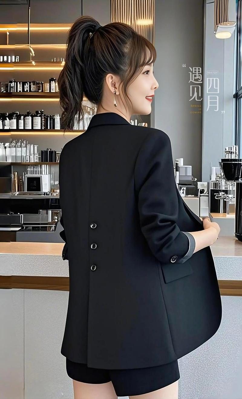 小黑西装怎么搭配衣服图片女