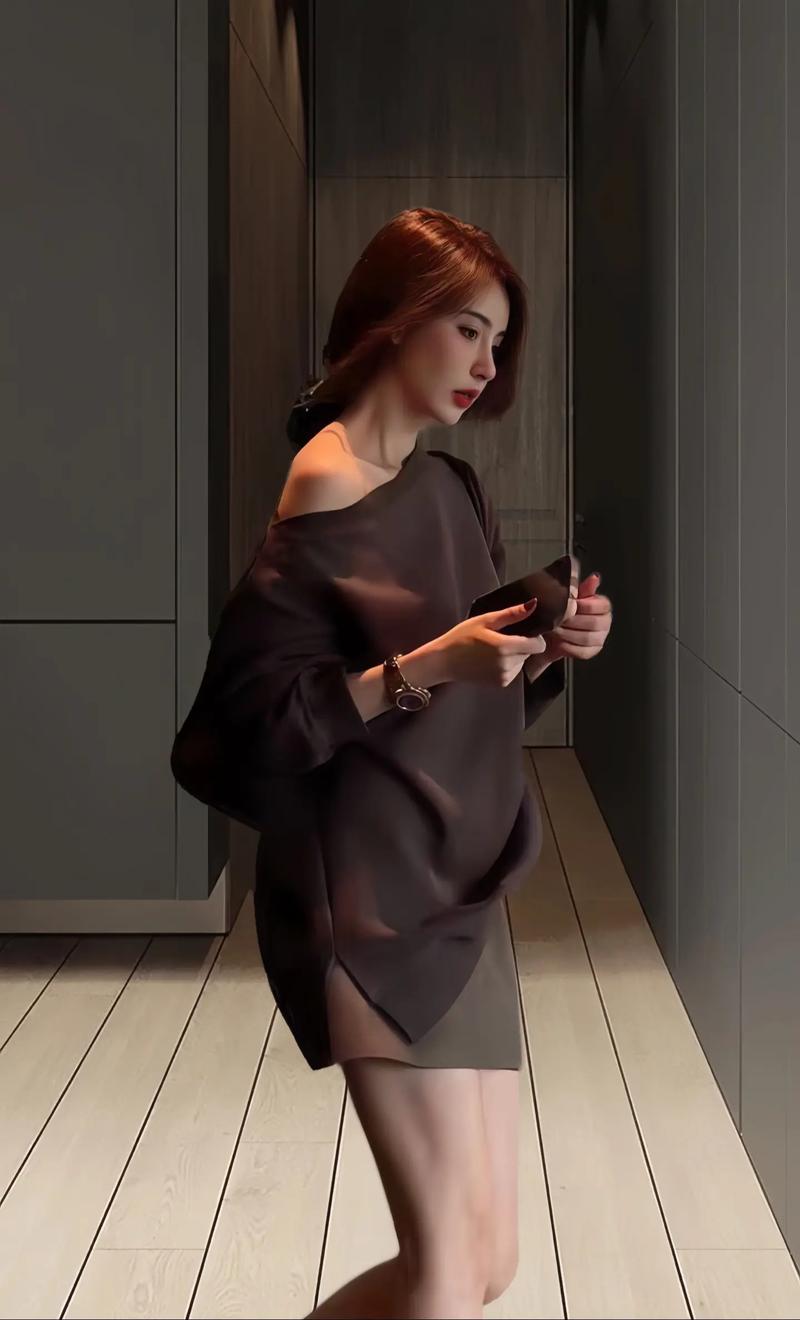 咖啡色卫衣怎么搭配才好看