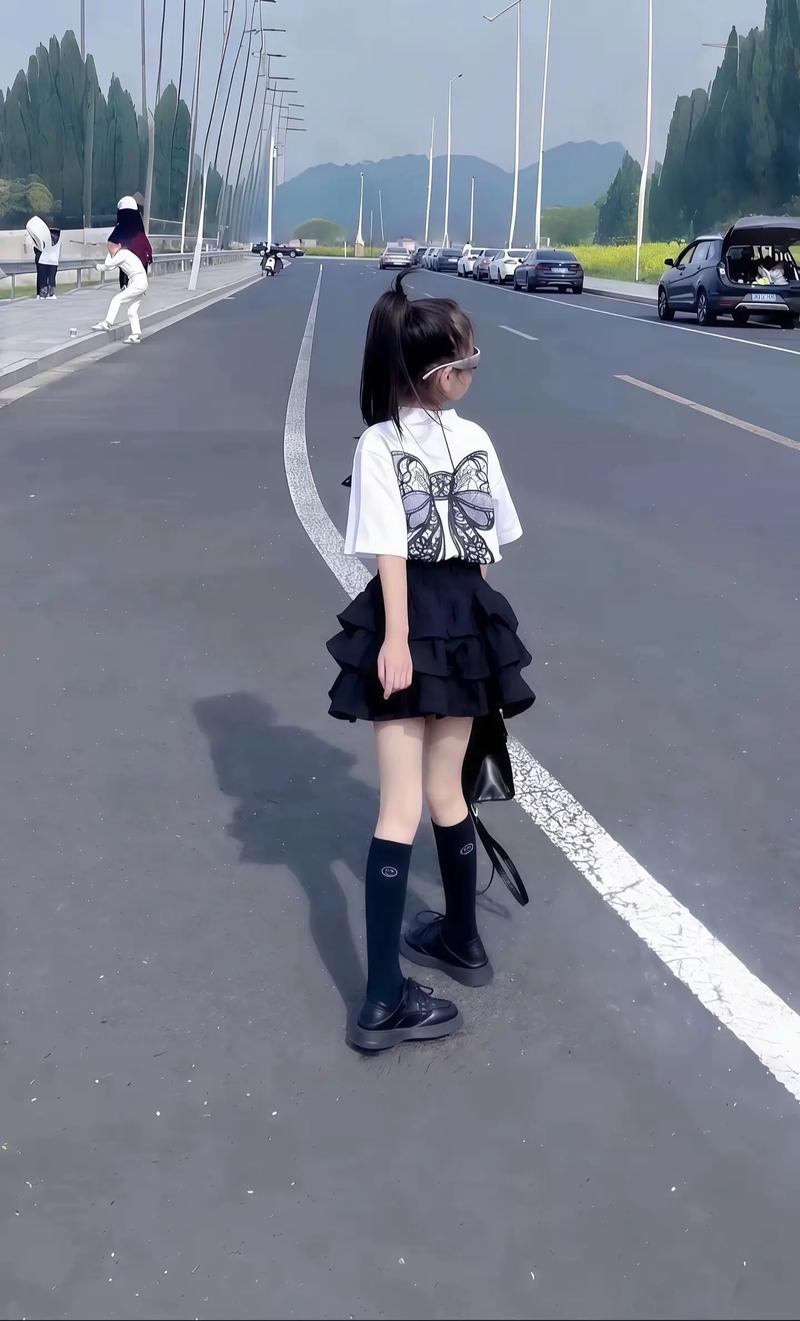 黑白短裙要怎么搭配什么衣服