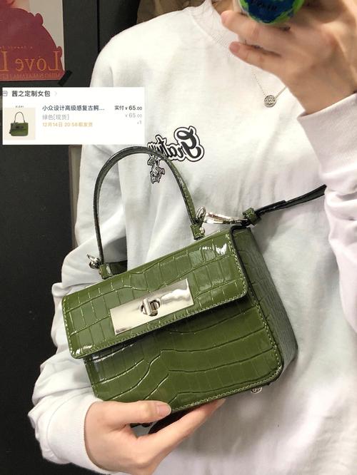 墨绿色水桶包怎么搭配衣服