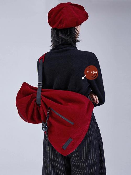 红色衣服怎么搭配包包好看