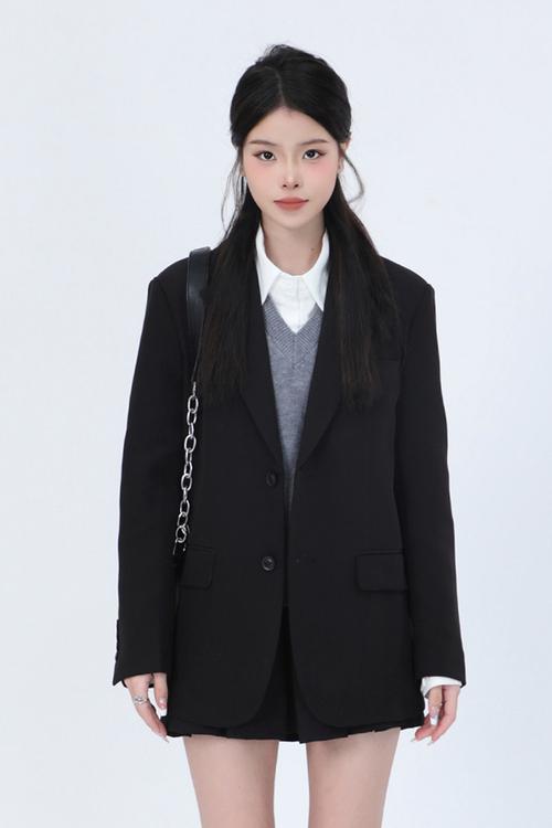 中长黑色西装女款怎么搭配
