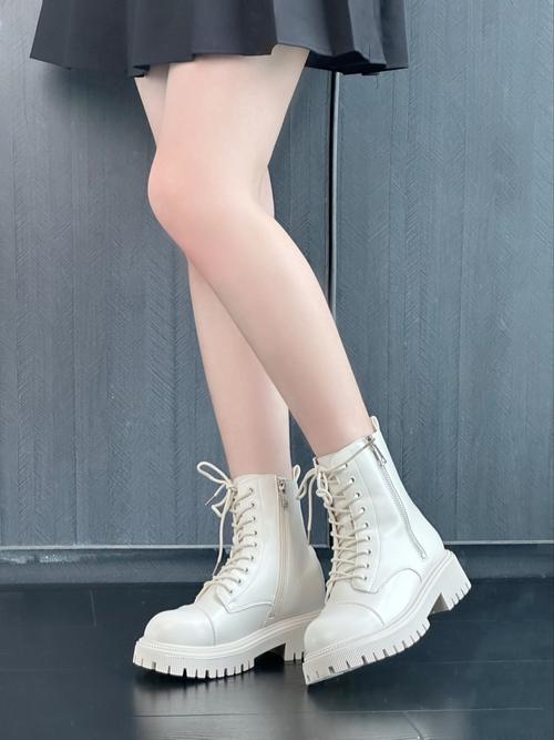 秋季白色马丁靴怎么搭配衣服图片