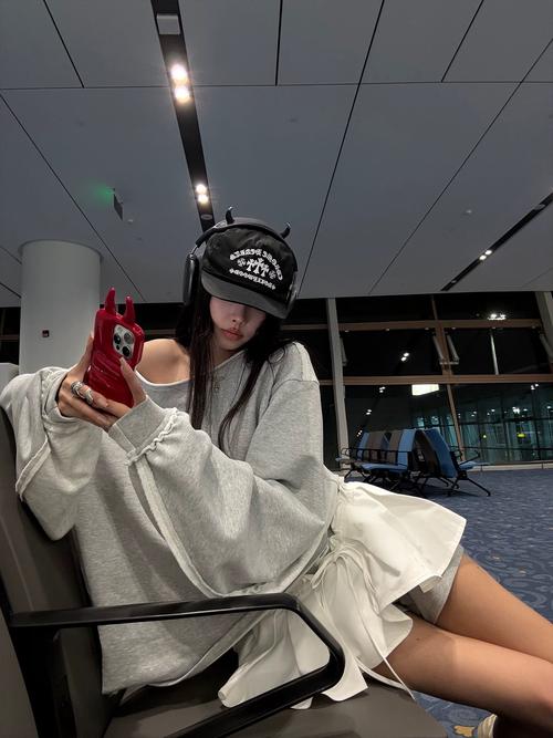 无帽卫衣里面穿什么