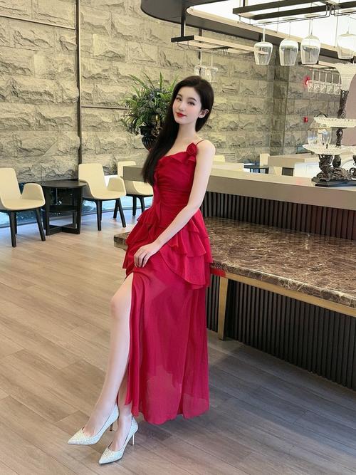 红色高跟鞋配什么衣服