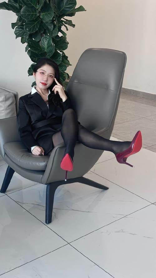 红色高跟鞋配什么衣服