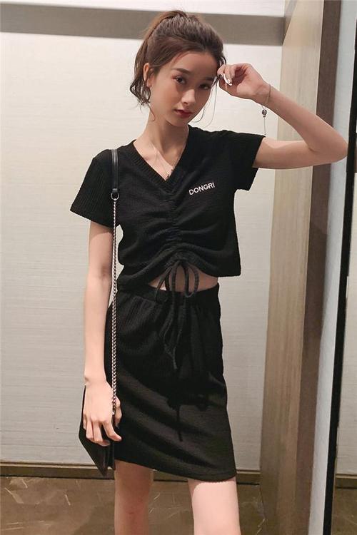 黑色v领t恤裙怎么搭配
