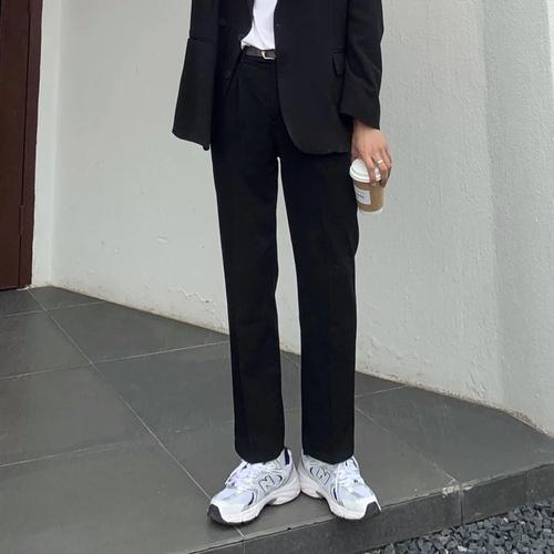 宽松的黑色裤子怎么搭配男