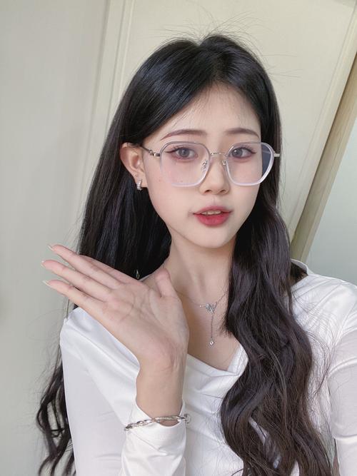娃娃脸适合什么眼镜