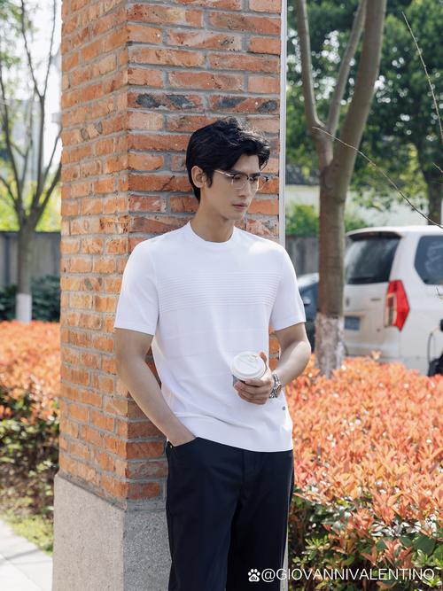 男士纯白t怎么搭配
