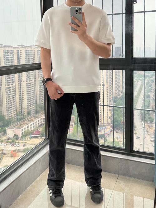 男士纯白t怎么搭配