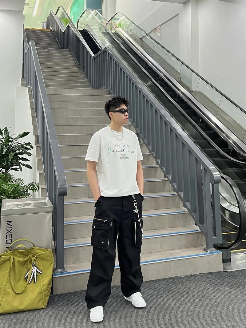 男士纯白t怎么搭配