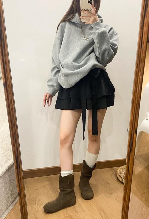 短平底靴怎么搭配衣服