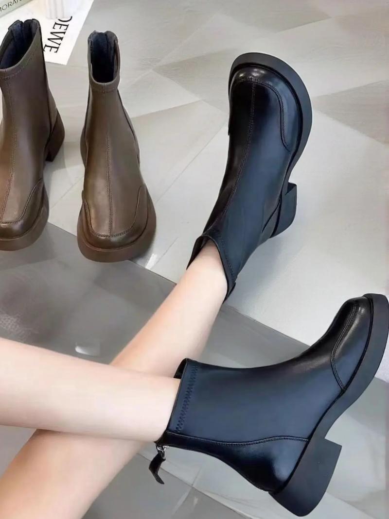 短平底靴怎么搭配衣服