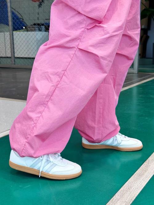 粉色的鞋子怎么搭配衣服裤子