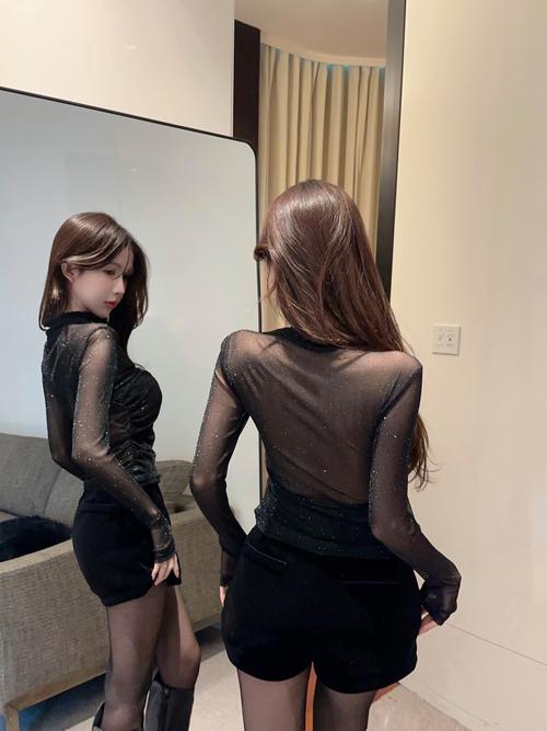 透明的衣服里面怎么搭配学生