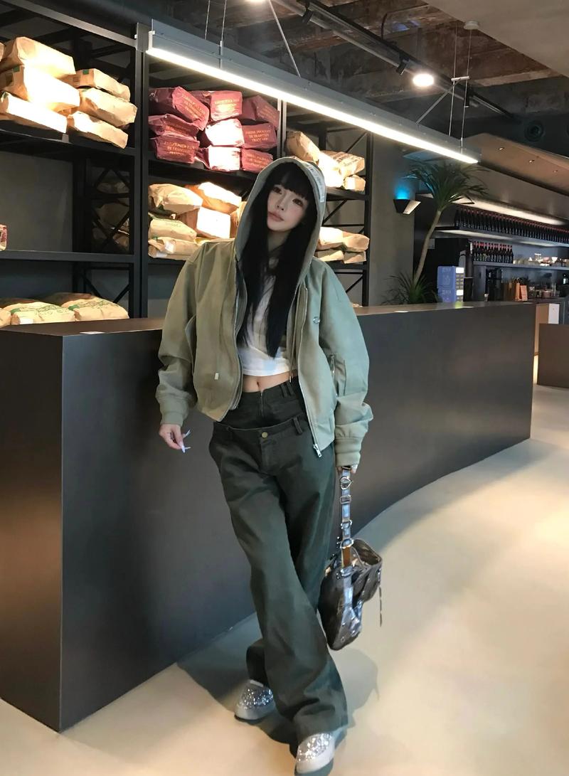 棒球领皮衣外套怎么搭配女